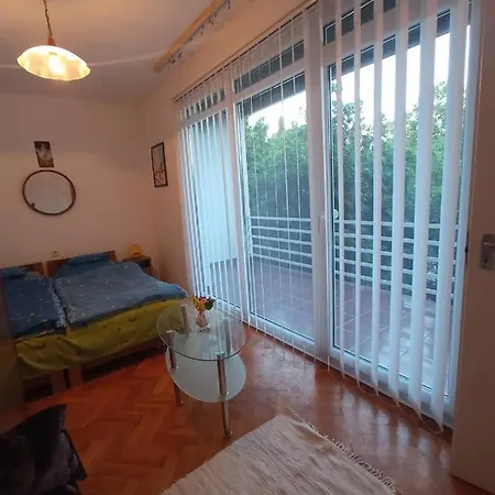 Maria Villa *